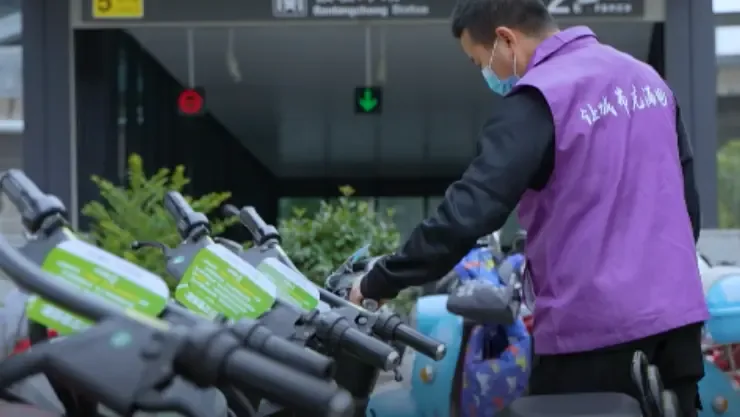 城满电运维人员在城市站点对共享电单车进行日常检修与整理